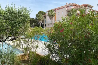 Image de Spacieux T4 dans parc avec piscine