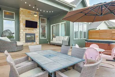 Image de Hot Tub & Playset: Family Home in Overland Park!