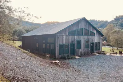 Image de Whee Farm Refuge in the Smokies: Spacious 1 Br/1 Bath Barn Apartment
