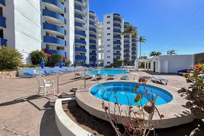 Image de Quiet apartment with pool right on the beach By Gps