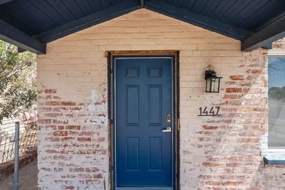 Image de Wildcat Duplex Walking to U of A