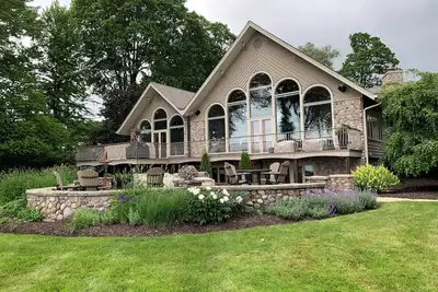 Image de Luxury 8-br Lake Home with Pool, Cinema, and Arcade in Oconomowoc on LacLaBelle