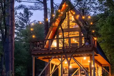 Image de Designer A-Frame Treehouse w/hot tub on river