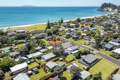 Image de Classic 2br Whiritoa Bach + Sleepout – Walk to Beach, Lagoon, and Scenic Trails