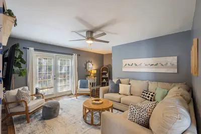 Image de Relax & Unwind | Hot Tub & Grill | Spacious Backyard