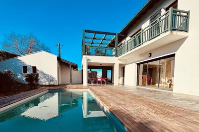 Image de magnifique villa familiale d'architecte 4 chambres avec piscine, au calme