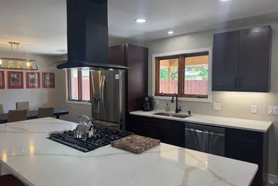 Image de Luxury home on  the North side, close to everything, with a/c & more!