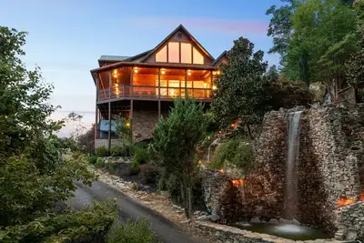 Image de Elegant Waterfall Lodge with Stunning Views, Hot Tub, Fire Pit & Game Room