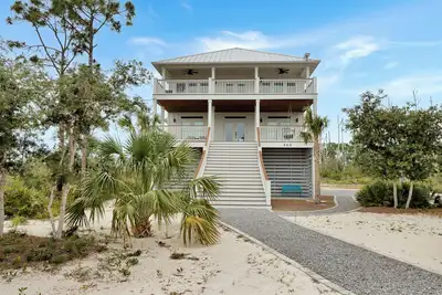 Image de ☀️Steps to Beach | Great Decks | Golf Cart Available | Home Away From Home☀️