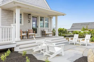 Image de New Beautifully Designed Home with Private Beach Access
