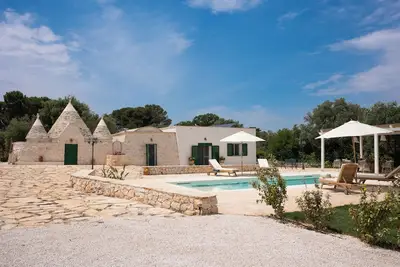 Image de Luxury 1800s trullo with pool, patio & stunning countryside near Ostuni & Ceglie