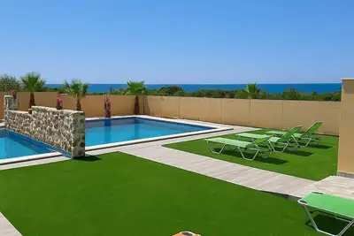 Image de Milolithos Paradise, Beachfront Getaway with Pool