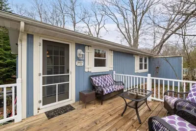 Image de \"Cozy Cottages\" Blue Cottage-Hot tub/Town!
