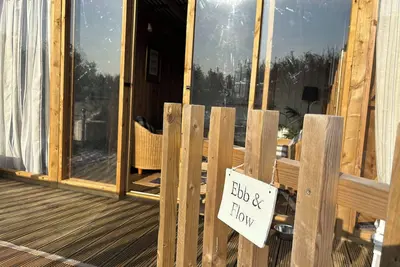 Image de Luxury Cabin Coastal Luxury: with Private Deck - Ebb & Flow Getaway