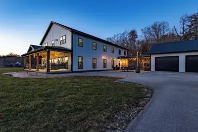 Image de Modern Barndo/Hot Tub/Fire Pit/Rec Room/20min Rrg
