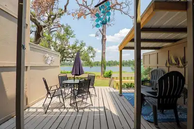 Image de Seas The Day with this cozy 2-bedroom lakefront condo.