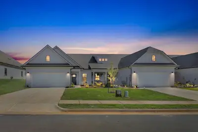 Image de New! Modern Nest - Huntsville Hideaway