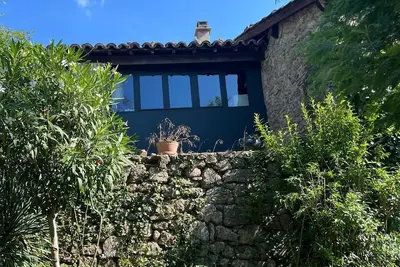 Image de Charmante maison en  pierres avec  terrasses intérieures à l’abri des regards