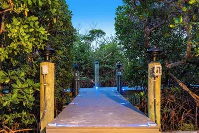 Image de Waterfront with Private Dock!