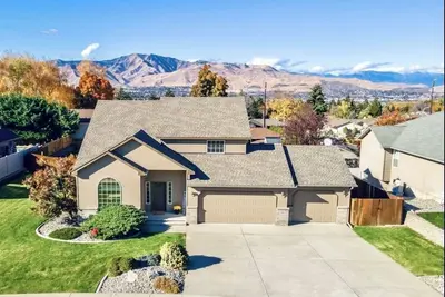 Image de Sunny and Stylish Home with Views and huge fully fenced backyard