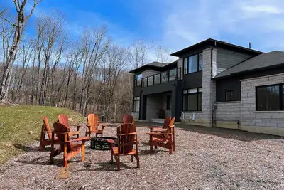 Image de New Muskoka house close to Dwight beach, Alogonquin Sauna Hot tub Bbq fire pit