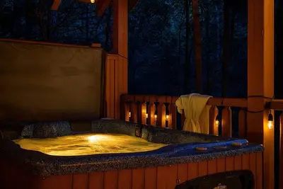 Image de Romantic Wears Valley Cabin • Hot Tub • Dog Ok