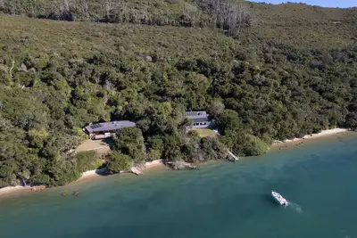 Image de Lagoon-Front 8-Sleeper Off-Grid Escape Holiday Home + Boat Mooring