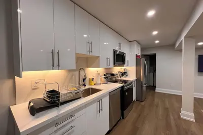 Image de Modern 2 Bedroom 1 Parking Basement Unit