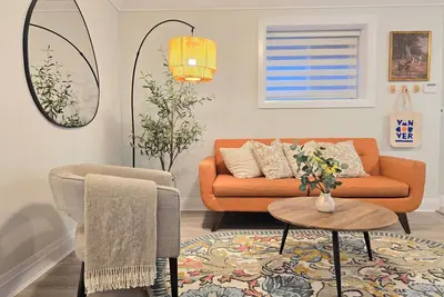 Image de Cozy Coastal Haven l North Van w/parking & laundry