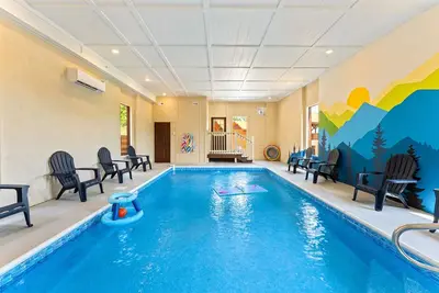 Image de New 8br Mountain Getaway | Close to Pf | Private Heated Pool | Sleeps 28