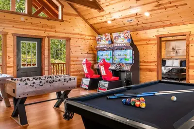 Image de New 8br Cabin | Heated Pool, Hot Tub, Views