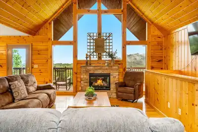 Image de 3 miles to Dollywood! Mountain views! Hot tub! Family fun!