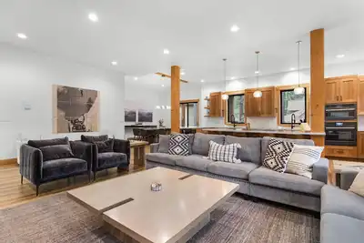 Image de Red Fir Retreat - 6 bedroom, walk to Sharc!