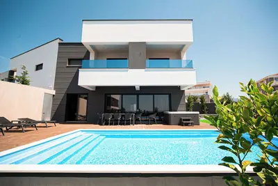 Image de 4-bedroom villa in fabulous Novalja with WiFi, fitness room, Ac