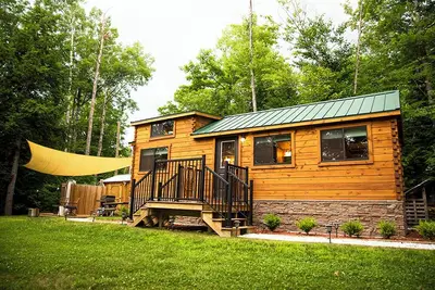 Image de Rivertop Retreat, with hot tub! - Luxurious tiny home in the White Mountains!