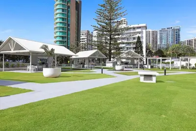 Image de 31b Peninsula - Modern Beachside Apartment with Balcony & Resort Access