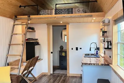 Image de Off grid solar powered tiny home. Remotely located yet minutes from town.