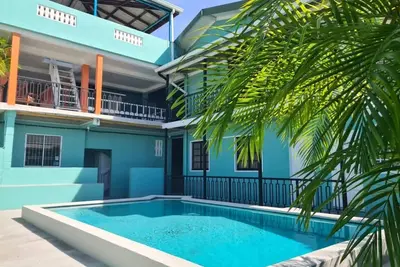 Image de Cozy 1-bedroom apartment with WiFi, Pool near the Airport & Store Bay Beach