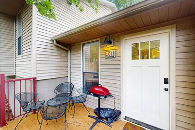 Image de Cozy condo with electric fireplace, deck, shared pool, pickleball & boat launch