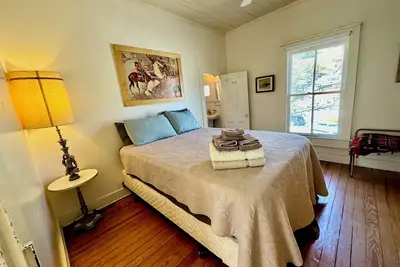 Image de Rustic & charming full house with enclosed yard