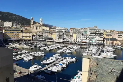Image de studio situé entre vieux port et citadelle. plein centre ville