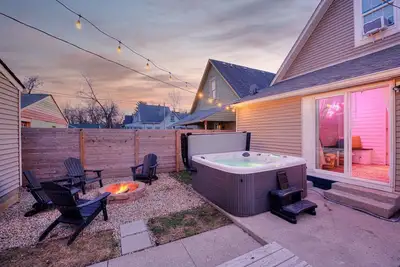 Image de 5 Min Lucas Oil~Hot Tub~Backyard Retreat~Dt Indy!