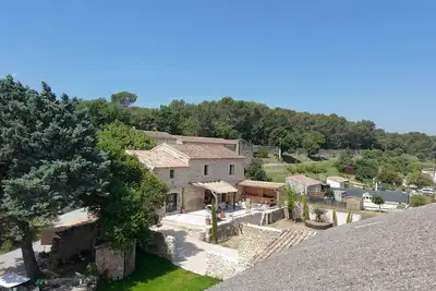 Image de Mas en pierre entièrement rénové avec piscine en centre village