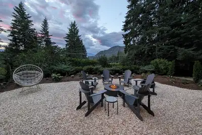 Image de Blind Bay Family Cabin | Sleeps 12 | Walk to Lake, Beach & Marina, Golf, Boating