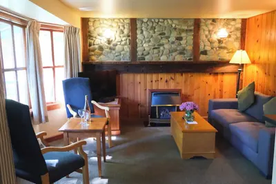 Image de 🌿 Garden View Cabin at Painter’s Lodge – Cozy Retreat in Nature 🌿