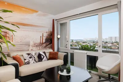 Image de Appartement 'T4 Avec Tennis' avec jardin partagé, Wi-Fi et climatisation