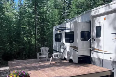 Image de Rocky Mountain Camping in Luxury Rv Nature at its finest with all amenities!