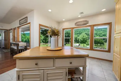 Image de Grandview Cabin | River | Kayaks | Mountain Views