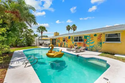 Image de Tropical-Inspired Beachside Home w/Bbq Grill & Heated Pool