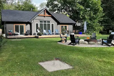 Image de Hot tub, sauna, walk to town of Bracebridge, dock, water toys, pets Ok